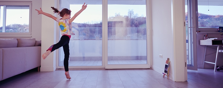 Umpteens Turns Living Room Into Dance Floor