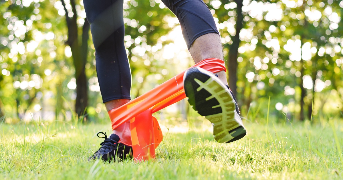5 stretches to do before running to relieve pain from IT Band Syndrome -  Zamst Blog